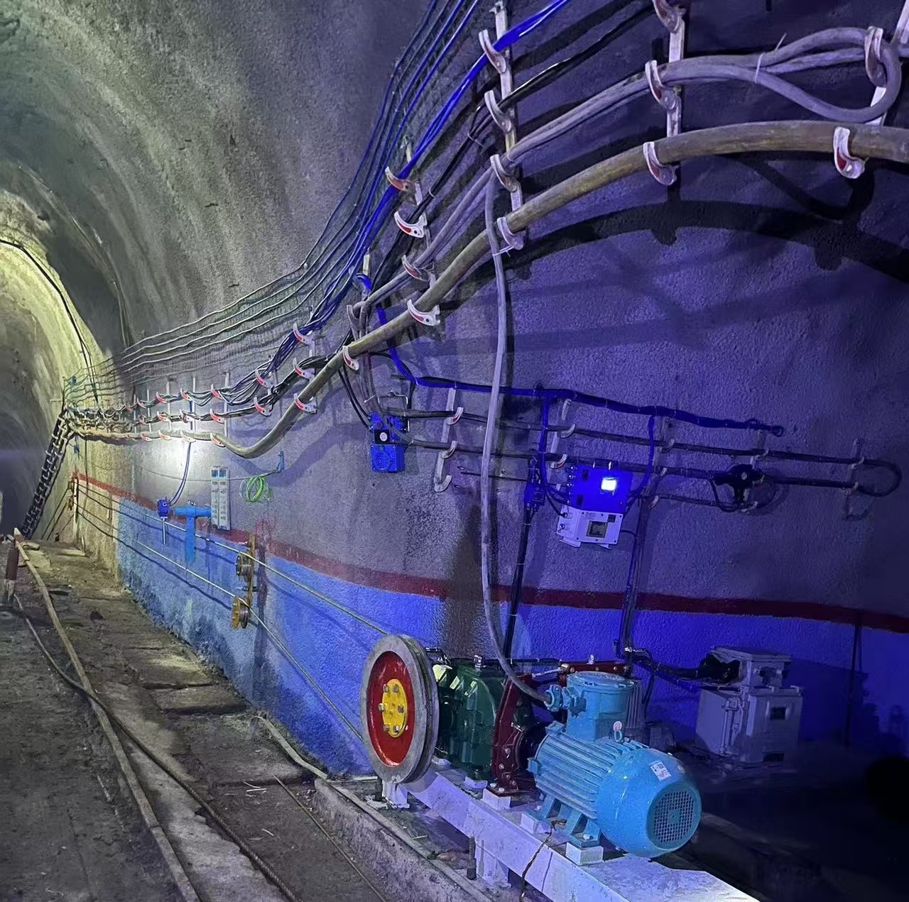 金达煤矿成功安装运行井下行人助行器